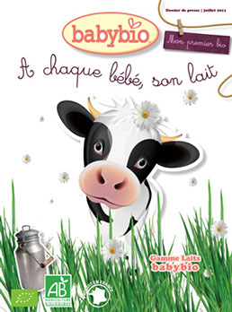 couverture de dépliant avec un dessin de vache et un pot de lait, dans l'herbe. Style papier découpé. Accroche : A chaque bébé son lait.